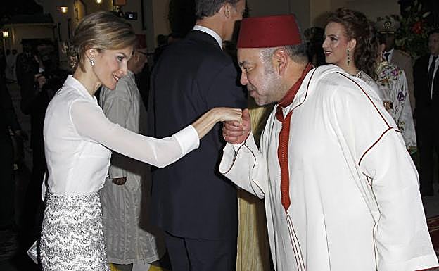 El rey Mohamed VI de Marruecos junto a doña Letizia. Al fondo, Felipe VI saluda a Lalla Salma. 