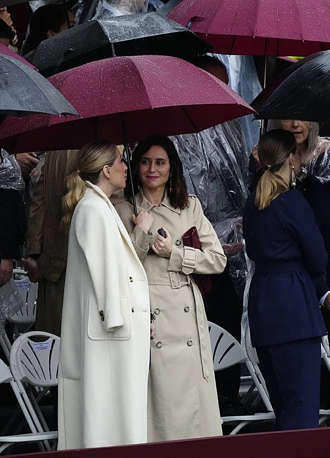 Imagen - Isabel Díaz Ayuso con una gabardina de Mango. / LIMITED PICTURES