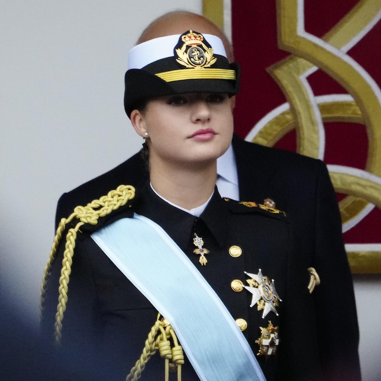 La princesa Leonor impacta en el Día de la Hispanidad con su nuevo uniforme  de gala | Mujerhoy