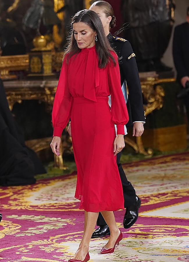 Imagen - La reina Letizia ha apostado por el rojo, su color favorito, en el Día de la Hispanidad. / LIMITED PICTURES