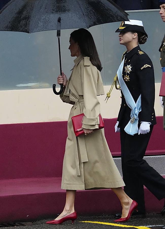 Imagen - La reina Letizia con unos zapatos rojos. / LIMITED PICTURES