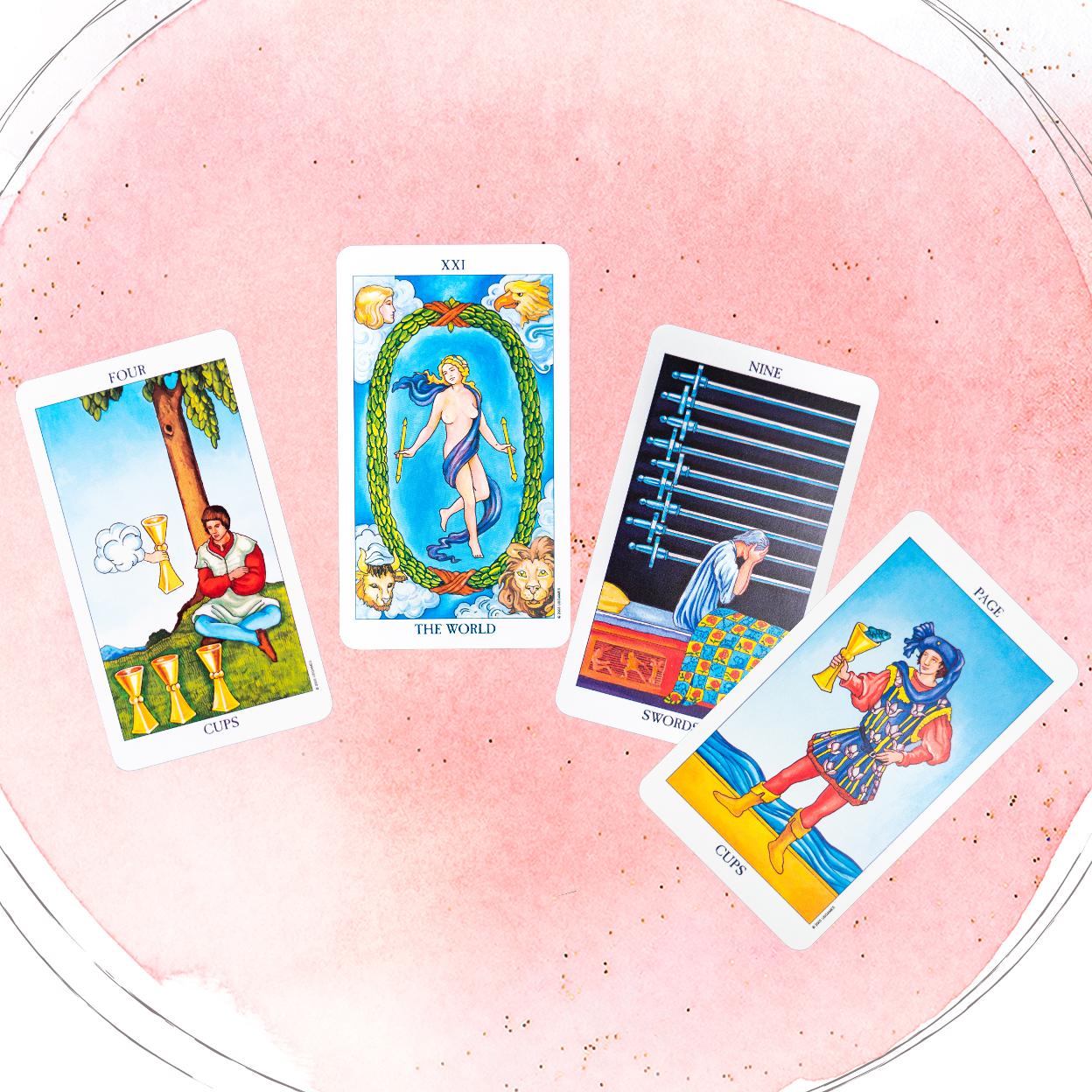 El Mundo (XXI), el IV de Copas y el IX de Espadas. 