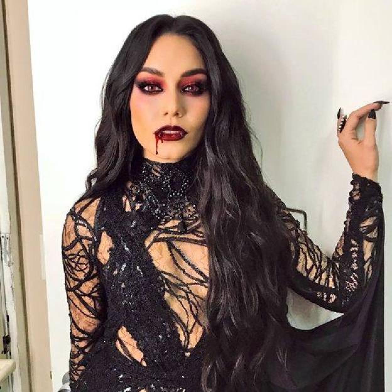 Vanessa Hudgengs con maquillaje de vampiresa