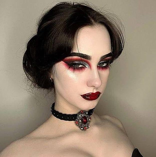 Maquillaje de vampiresa original con look gótico