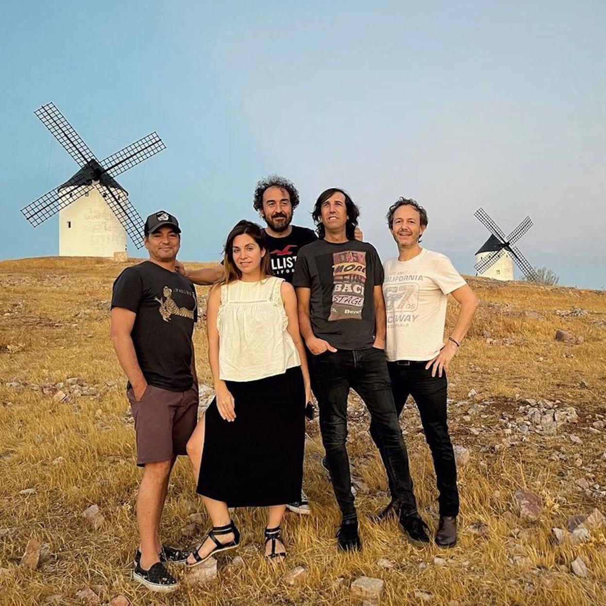 Foto con molinos de viento de La Oreja de Van Gogh, aún con Leire Martínez. 