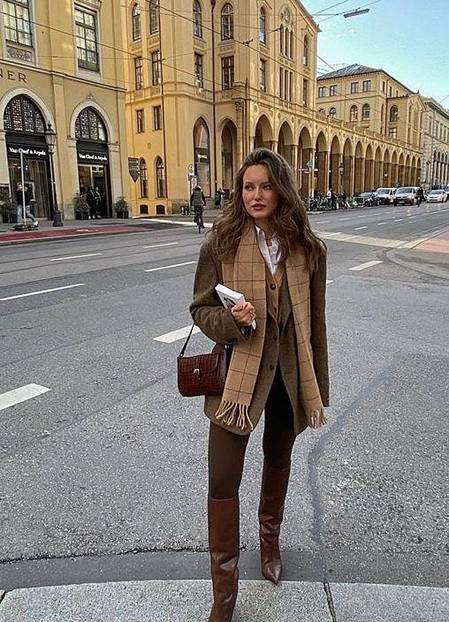 Imagen - Influencer con look de pantalones y botas marrón chocolate combinados con prendas en otos tonos de marrón/@liviaauer