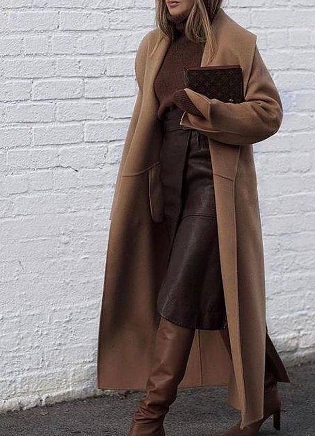 Imagen - Influencer con look de falda de piel marrón chocolate/@classymanners