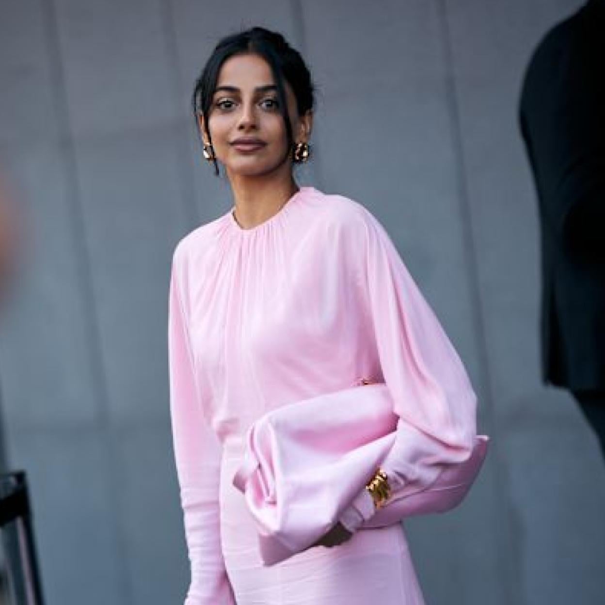 Influencer con look color rosa