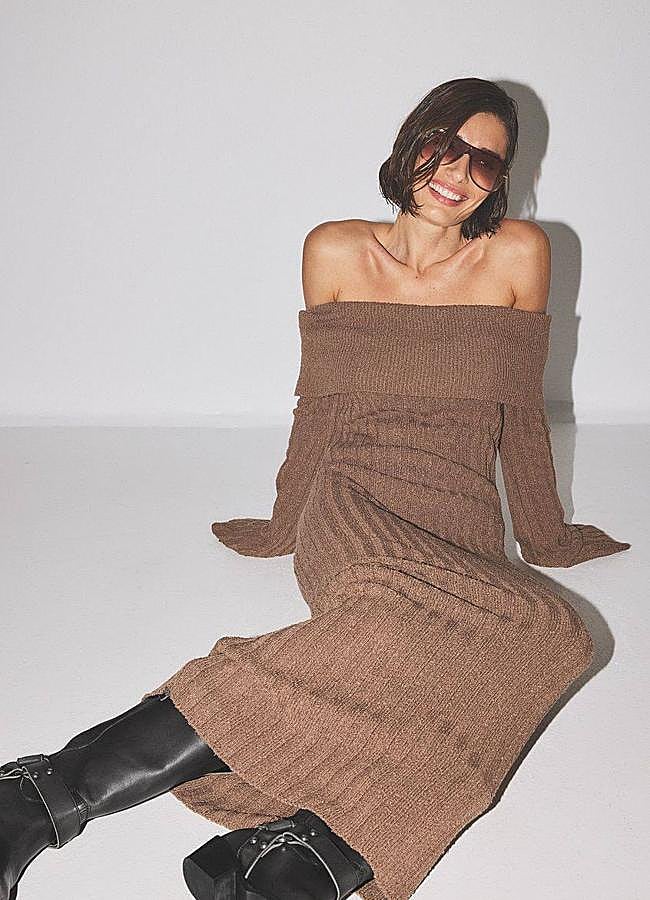 Imagen - Vestido off shoulder de punto en tono marrón