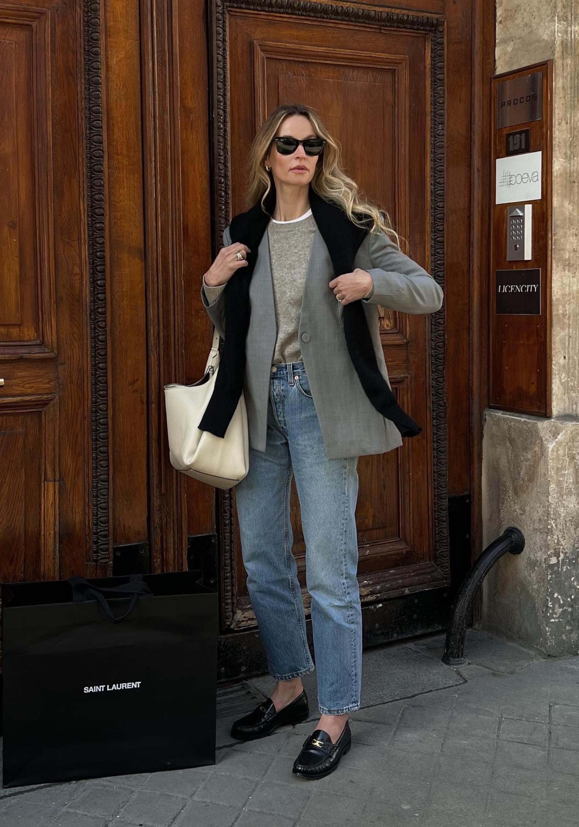 Influencer con mocasines elegantes para llevar a los 50