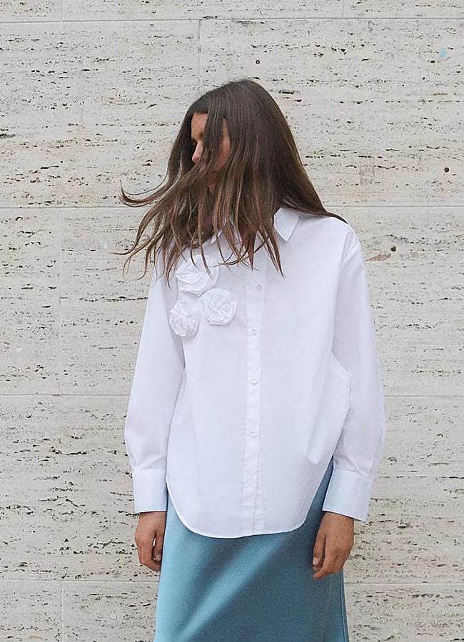 Imagen - Camisa blanca con detalle de flores en relieve