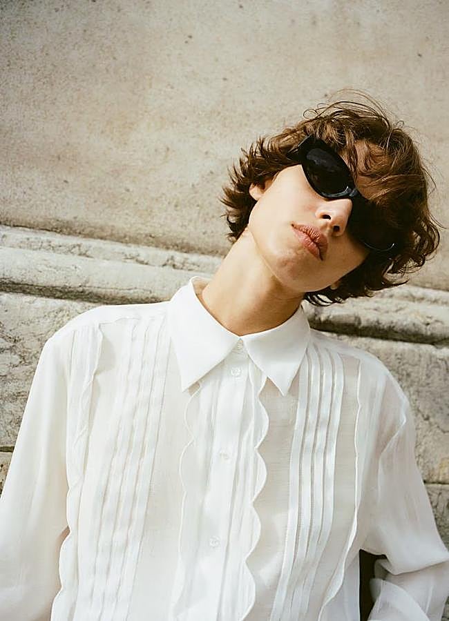 Imagen - Camisa blanca fluida con detalle de jaretas