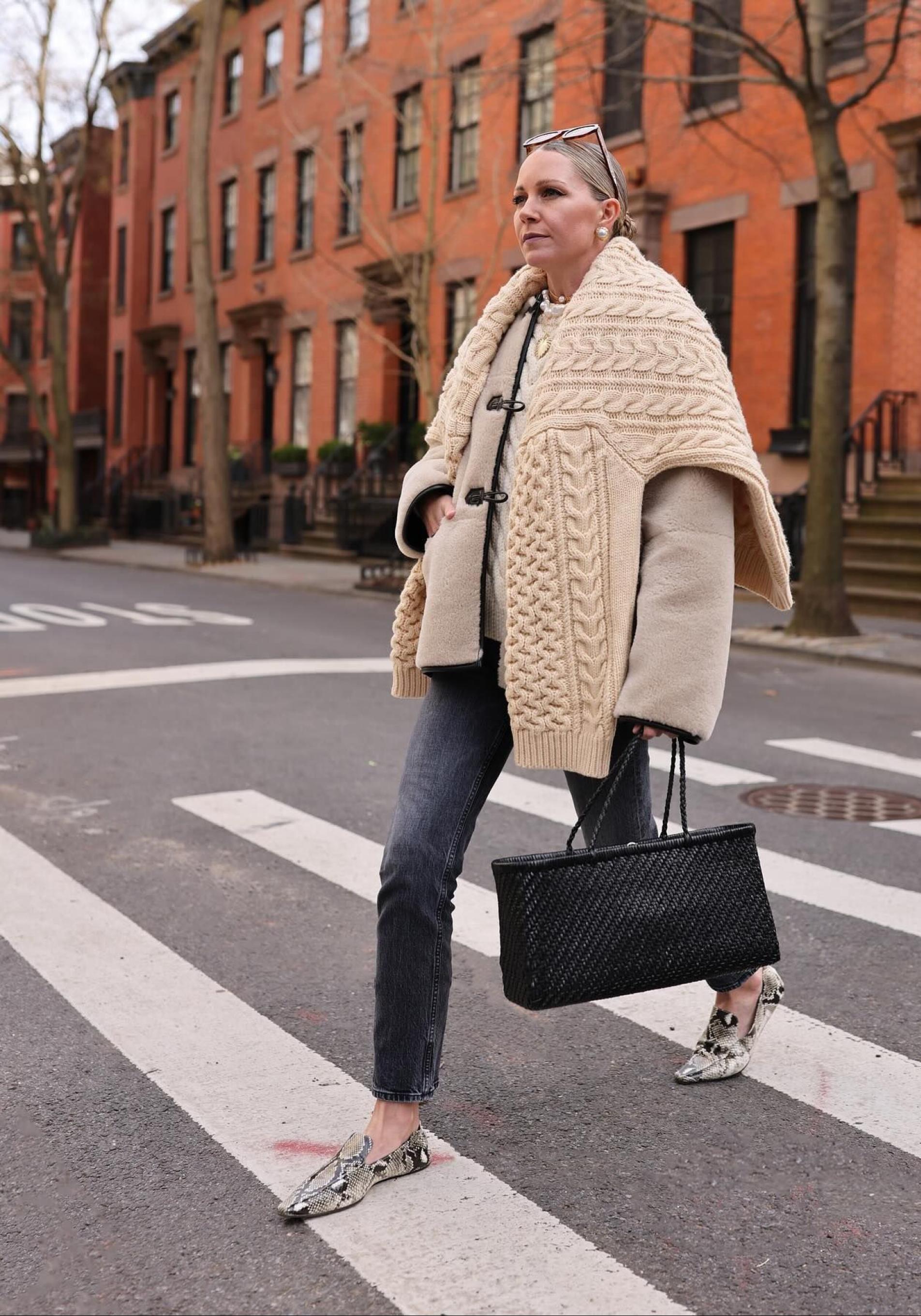 Influencer con look para otoño tendencia