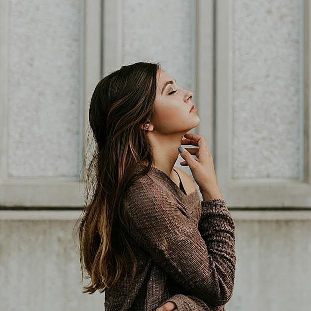 Es vital aprender a dejar de tener pensamientos negativos en bucle. 