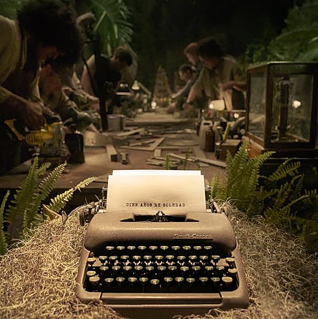 Imagen promocional de la miniserie que adapta la novela de Gabriel García Márquez, Cien años de soledad.