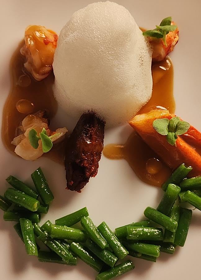 Imagen - Bogavante azul con boloñesa de corales, uno de los platos más deliciosos de la carta de Edge by Paco Pérez, ubicado en el rooftop de El Fuerte Marbella. /AFL