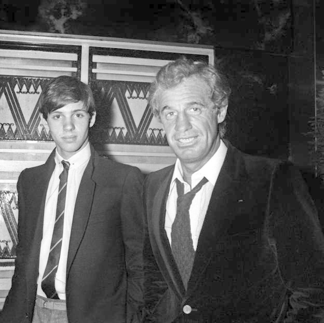 Jean-Paul Belmondo, con su hijo Paul, en el estreno de la película 'Trois Hommes à abattre', protagonizada por Alain Delon. 