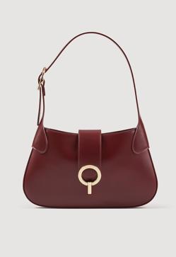 Imagen secundaria 2 - Victoria Beckham convierte un traje gris en un look arrasador con el complemento de moda