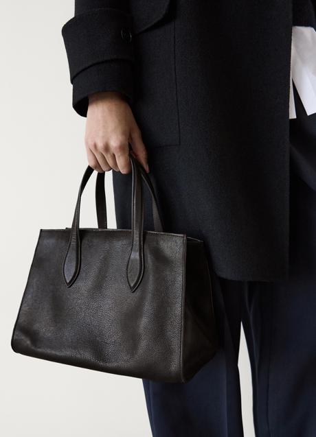 Imagen - Bolso negro de Massimo Dutti (199 euros)