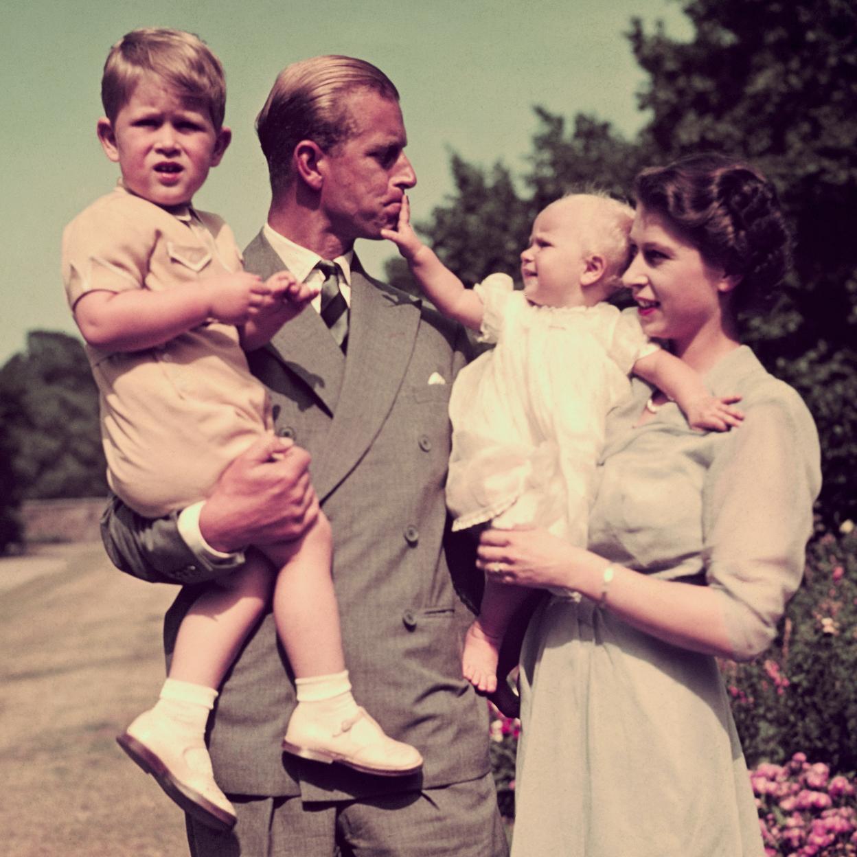 Felipe de Edimburgo junto a Isabel II y sus hijos.