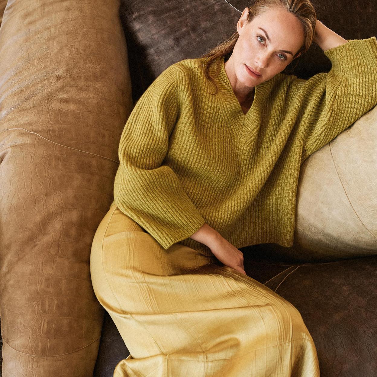 Vestidos de fiesta, jerséis de punto, zapatos de tacón bajo, bolsos de color negro y muchas otras compras recién llegadas a tienda.