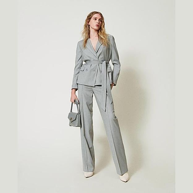 Imagen principal - Victoria Beckham convierte un traje gris en un look arrasador con el complemento de moda