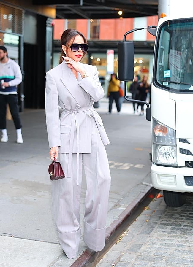 Imagen - El traje de Victoria Beckham tenía pantalones anchos y blazer con cinturón. / GTRES