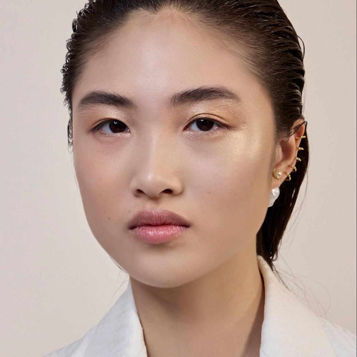 Modelo con piel sedosa y radiante