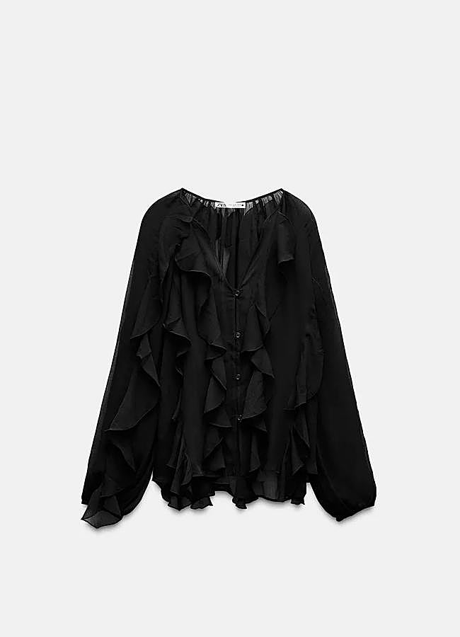Imagen - Blusa negra con volantes de Zara, 39,95 euros.