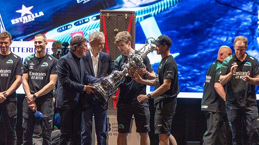 Bernard Arnault y Pietro Beccari entregan el trofeo al equipo neozelandés.