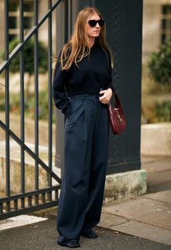 Imagen secundaria 2 - Los pantalones con pinzas en la cintura estilizan y están de moda.