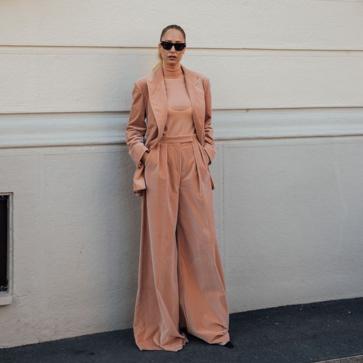 Imagen secundaria 1 - Los pantalones con pinzas en la cintura estilizan y están de moda.