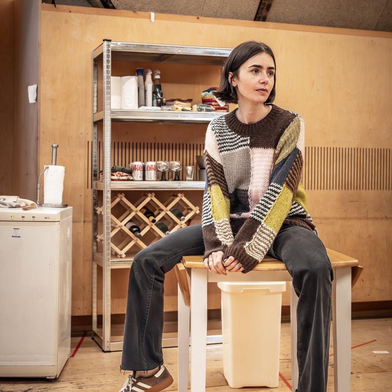 Lily Collins con jersey de Stine Goya.