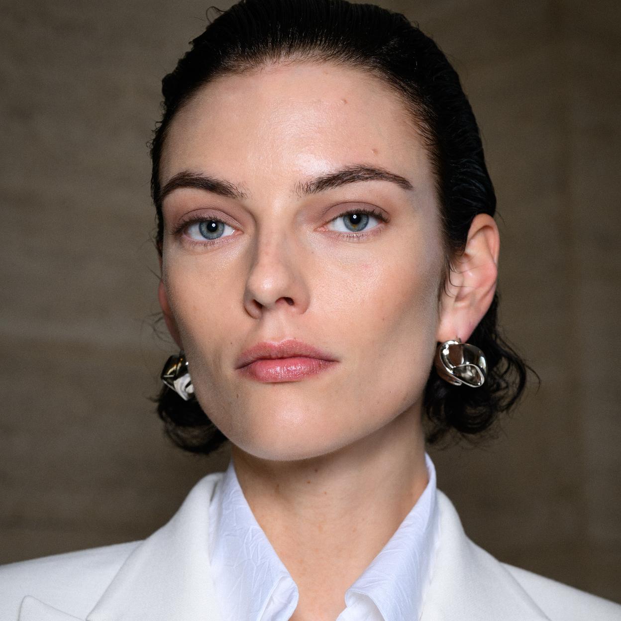 Modelo con la piel limpia y luminosa.