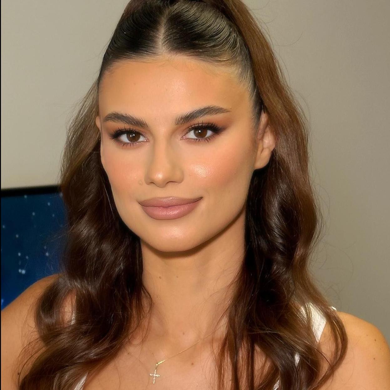 Modelo con piel lisa y sin imperfecciones