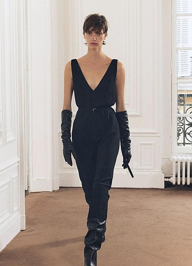 Imagen - Vestido midi negro con escote de pico y cinturón