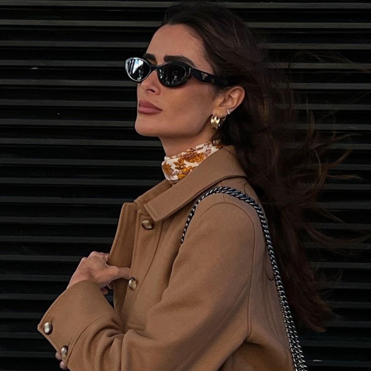 Influencer con maquillaje marrón