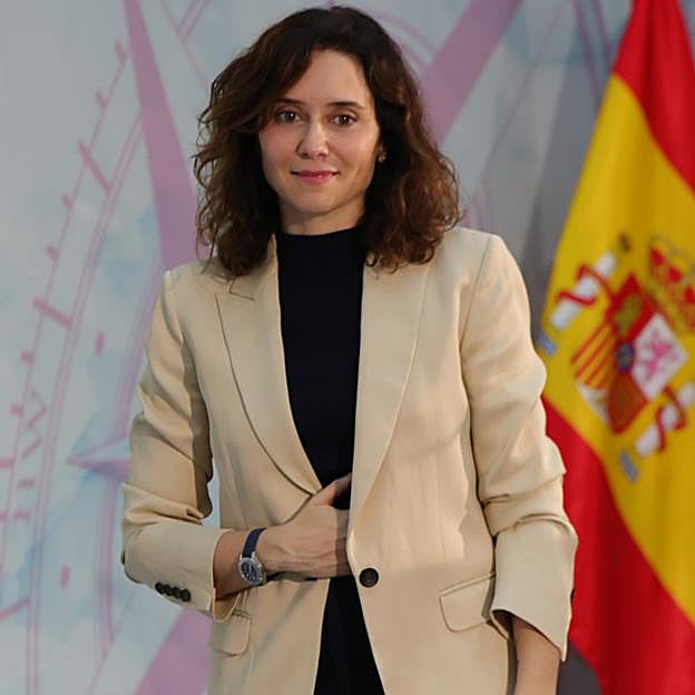 Isabel Díaz Ayuso tiene el look elegante que querrás copiar para ir a la oficina: americana tendencia y los zapatos de tacón más cómodos