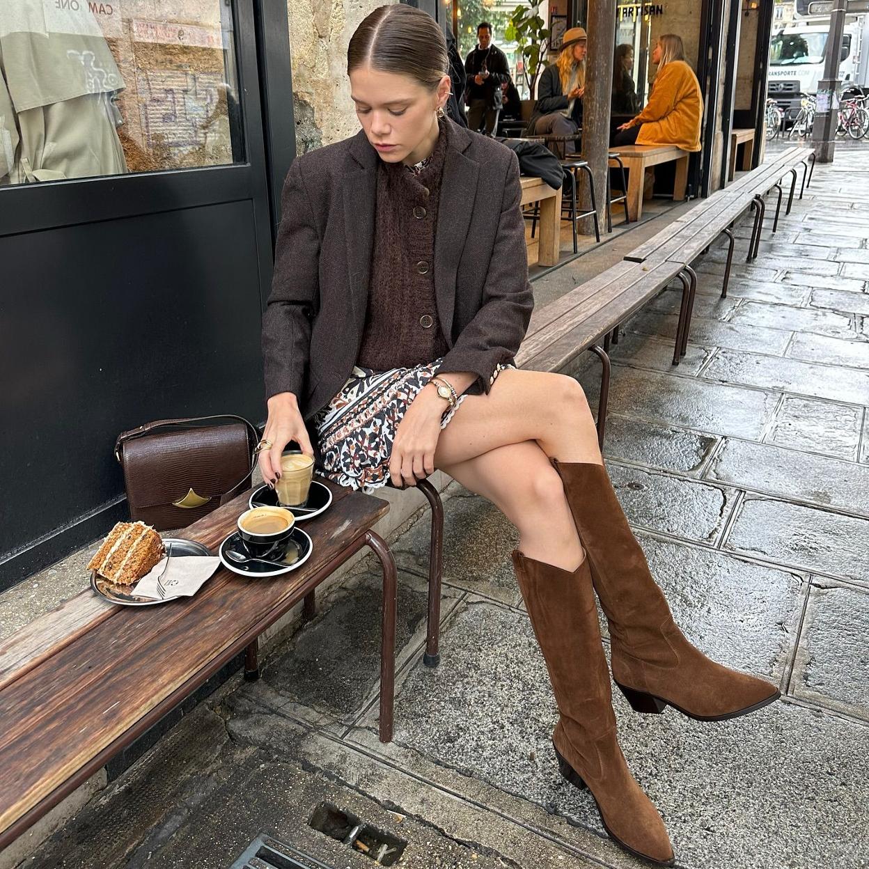 Influencer con botas de ante