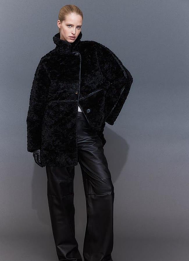 Imagen - Chaquetón negro de borreguillo con vivos de piel