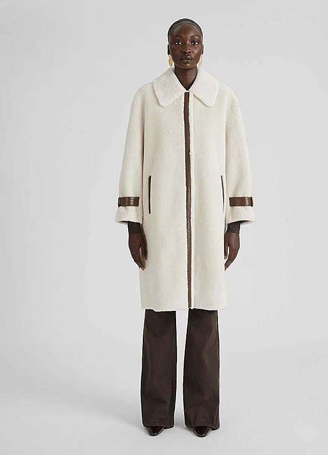 Imagen - Abrigo blanco con puños marrones de Simorra, 458 euros.