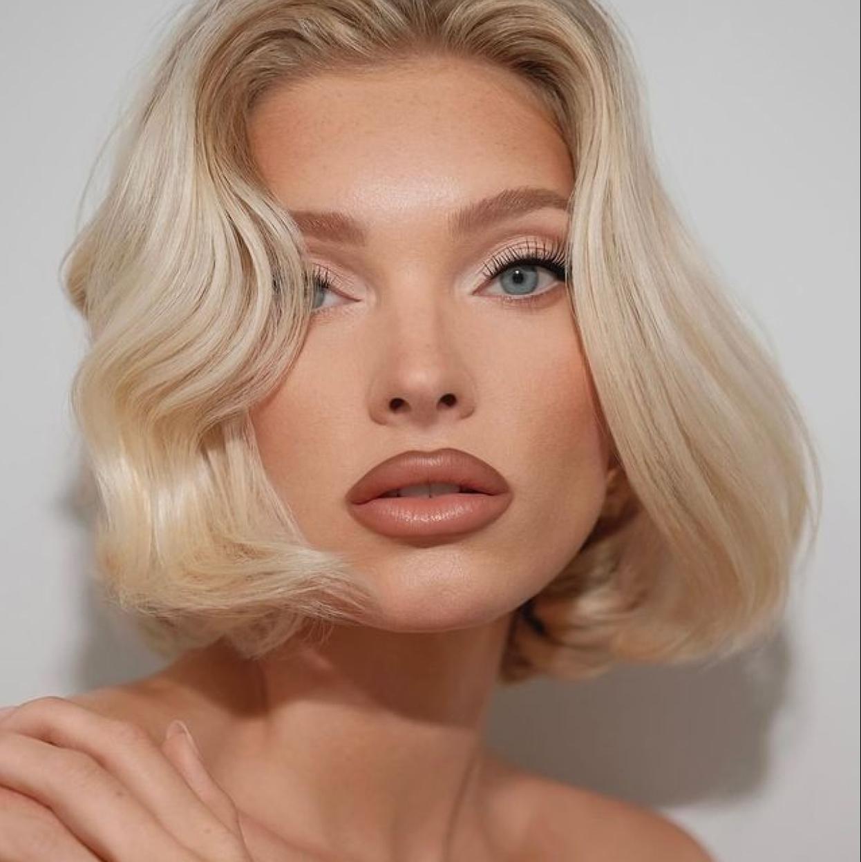 Modelo con lip combo efecto volumen