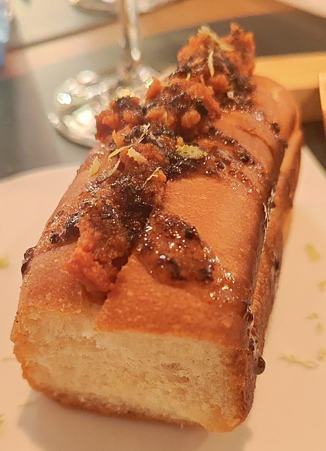 Imagen - El brioche de sobrasada con miel, trufa y lima de Sép7ima, el restaurante del rooftop del Only You Hotel Atocha. / AFL 