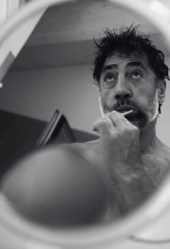 Imagen secundaria 2 - Javier Bardem fotografiado en su casa por Penélope Cruz. 