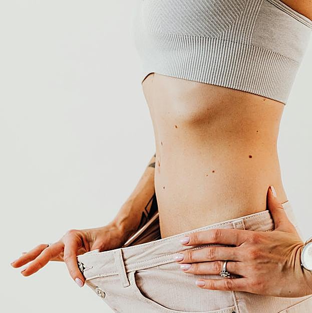 Con ejercicio regular y alimentación saludable se puede reducir la cintura. 