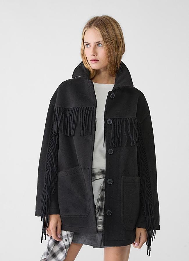 Imagen - Abrigo negro con detalle de flecos de Stradivarius.