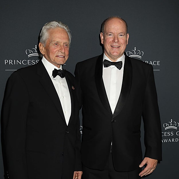 Michael Douglas, invitadoa la gala de entrega de los Premios Princesa Grace, junto a Alberto de Mónaco. 