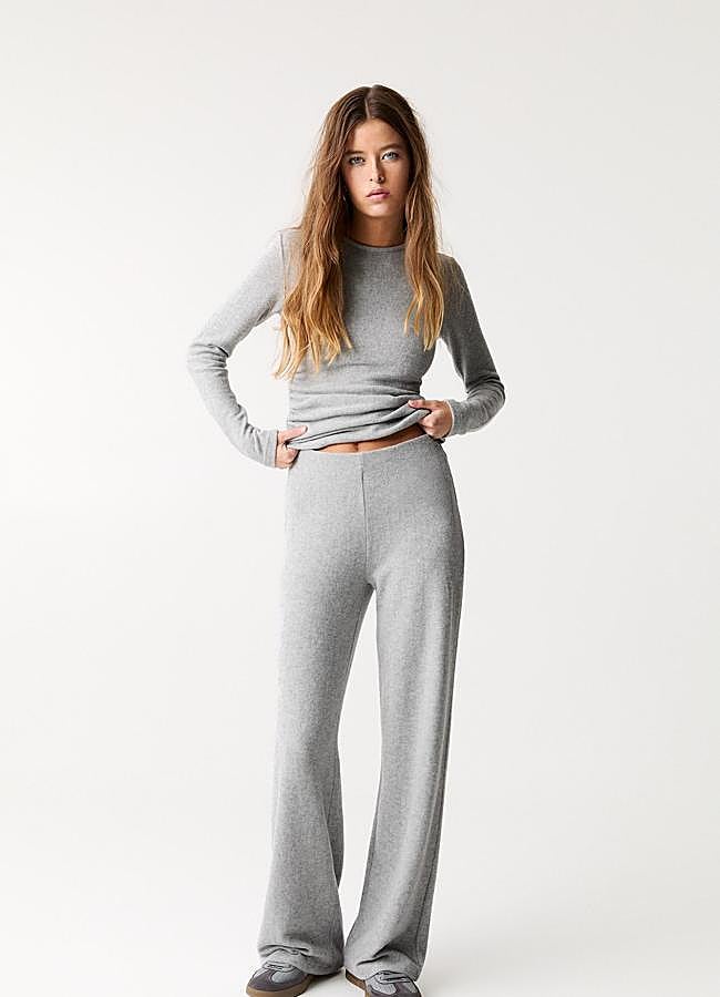 Imagen - Conjunto gris confortable de Pull&Bear, pantalón, 19,99 euros y jersey 17,99 euros.