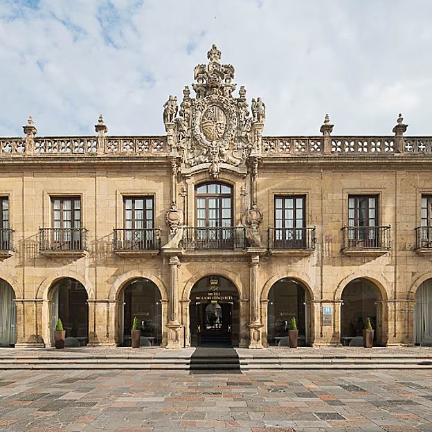 La fachada barroca del Hotel Reconquista. 