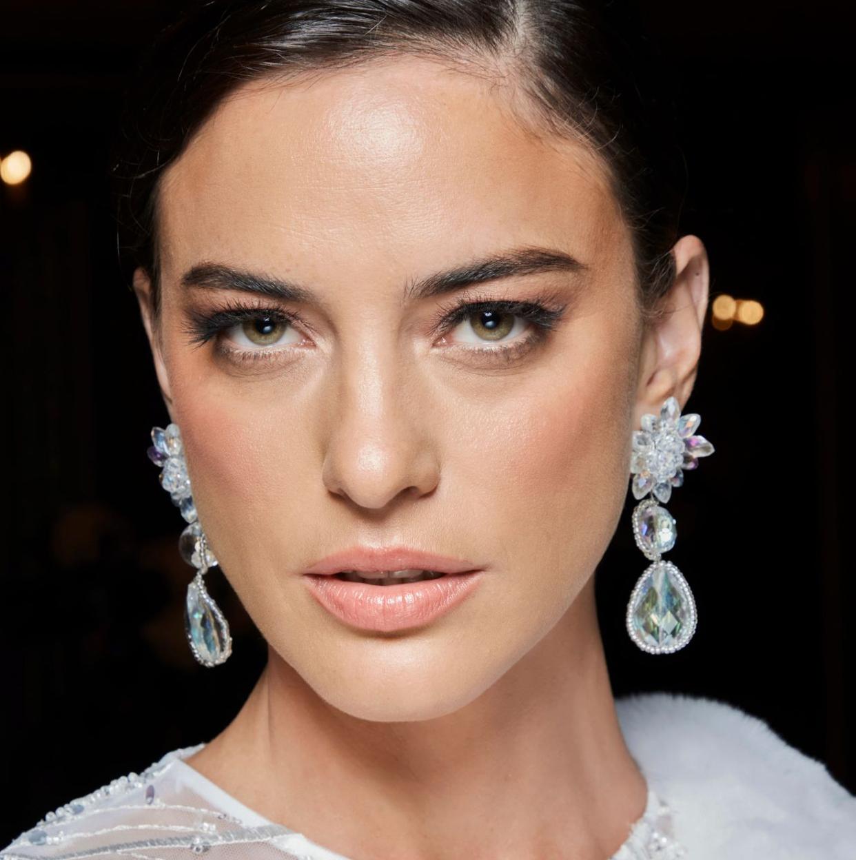 Una modelo con un maquillaje de fiesta.